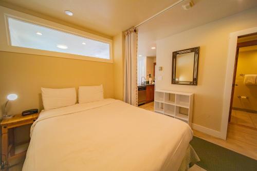 a bedroom with a large white bed with a window at Lakeside 1496 in Keystone