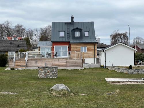 una casa grande con techo de gambrel en un patio en Valjeviken en Sölvesborg