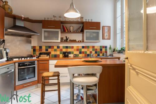 une cuisine avec un comptoir et des tabourets. dans l'établissement Etats - 3p- hyper centre, à Nantes