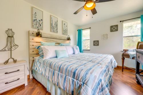 ein Schlafzimmer mit einem Bett und einem Deckenventilator in der Unterkunft Canyon Lake Home with Resort Amenities and Fire Pit! in Canyon Lake