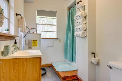 ein Badezimmer mit Waschbecken und Dusche in der Unterkunft Canyon Lake Home with Resort Amenities and Fire Pit! in Canyon Lake