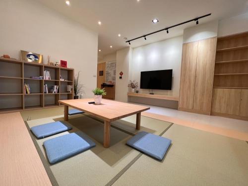 關山的住宿－懶得棟民宿，客厅配有木桌和电视。