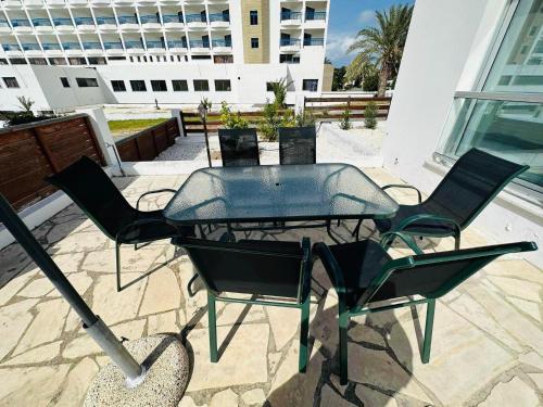 una mesa y sillas en un patio en Villa Mulberry Retreat 0,5Km From Everything, en Bahía de Coral