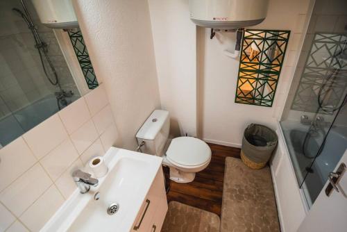 W łazience znajduje się toaleta, umywalka i prysznic. w obiekcie Magnifique T2 avec balcon centre-ville w mieście Cognac