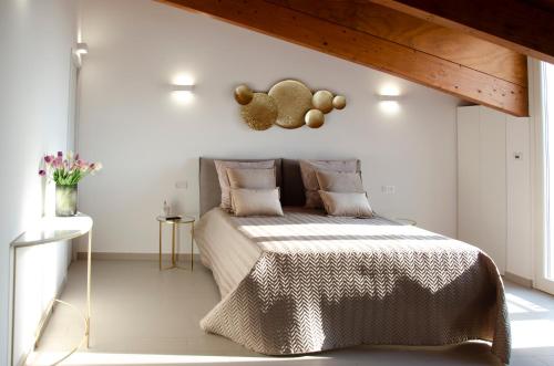 sypialnia z łóżkiem z pluszowym misiem na ścianie w obiekcie Donna Elena Rooms w mieście Sant'Egidio del Monte Albino