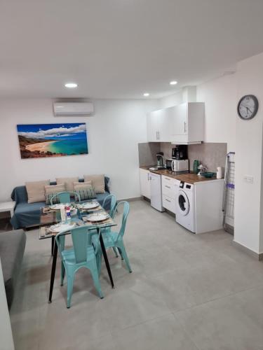 Kuchyň nebo kuchyňský kout v ubytování APARTAMENTOS ELEMAR free luggage storage
