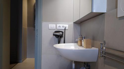 baño con lavabo blanco en una habitación en Cconforthotels R&B Suite&Chic - SELF CHECK IN en Bari