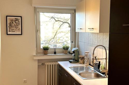 une cuisine avec un évier et une fenêtre dans l'établissement Zitouna Home, à Mönchengladbach