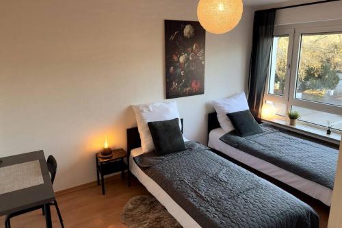 um quarto com 2 camas e uma janela em Zitouna Home em Mönchengladbach