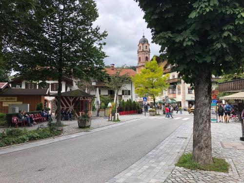 una calle en una ciudad con una torre de reloj en Ferienwohnung Seidl Wohnung Kontrabass, en Mittenwald