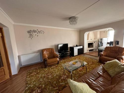 Ein Sitzbereich in der Unterkunft cozy 2-bedroom apartment in Gori