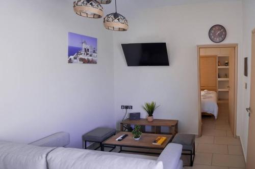 un salon avec un canapé et une table dans l'établissement Dounavis Homes: The Hidden Olive, à Ermoúpoli