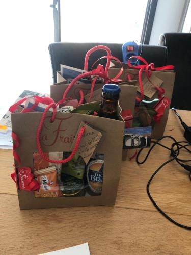 a box of food and beer on a desk at La Villa Préfaillaise in Préfailles
