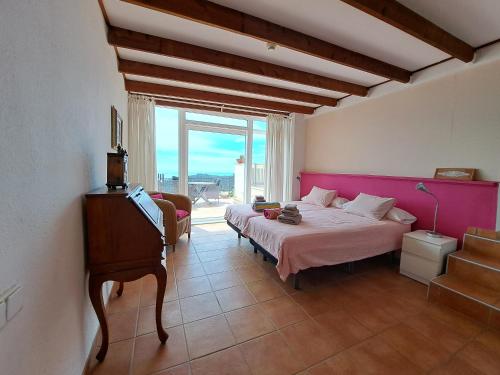 sypialnia z 2 łóżkami i dużym oknem w obiekcie La Roqueta Hotel w Tossa de Mar
