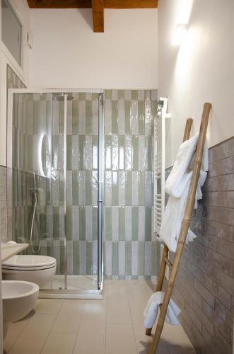 Ένα μπάνιο στο Donna Elena Rooms