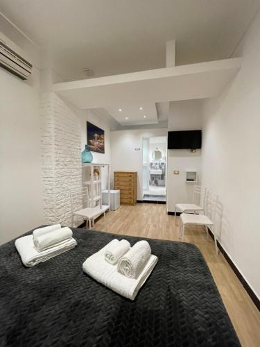 un soggiorno con 2 asciugamani bianchi su un letto di Centro Città Basement a Palermo