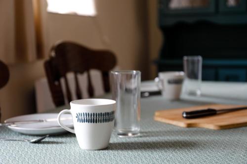 a table with two cups and a glass on it at FORET TOTEM - Hébergements nature et bien-être en pleine forêt in Persquen