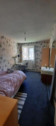 ein Schlafzimmer mit einem Bett und einem Schreibtisch darin in der Unterkunft Double bedroom in Liverpool in Liverpool