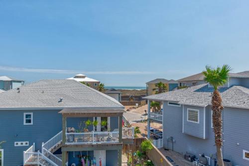 een balkon met uitzicht op een blauw huis bij Big Blue in Port Aransas
