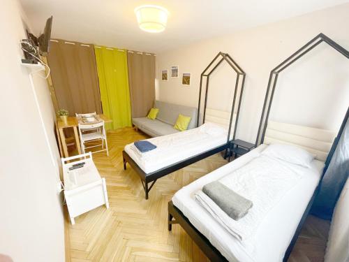 ワルシャワにあるLabo Apartment Panskaのベッド2台とテーブルが備わる客室です。