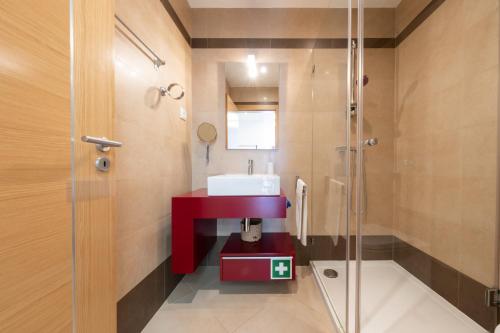 y baño con lavabo rojo y ducha. en Sol & Cidade 73 by Destination Algarve en Lagos