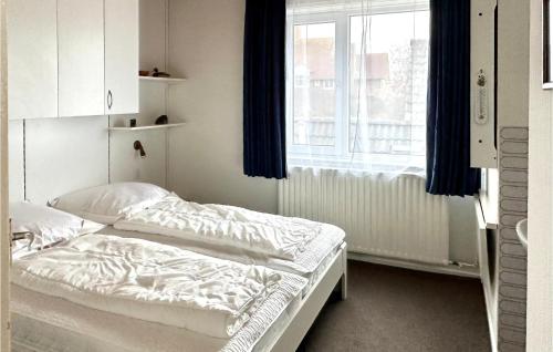 een bed in een kamer met een raam en een bed sidx sidx sidx bij Zwaluwnest in Bergen aan Zee