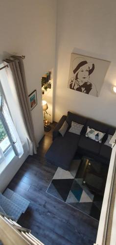 un salon avec un canapé et un tableau au mur dans l'établissement Joli Duplex cathédrale, à Cannes