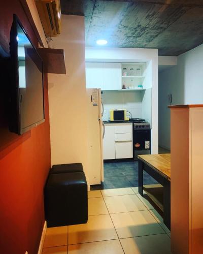 una pequeña cocina con mesa y encimera en # Crespo Suites # en Rosario