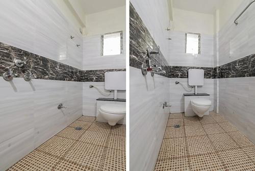 dwa zdjęcia łazienki z dwoma toaletami w obiekcie Hotel KK Residency w mieście Nagpur