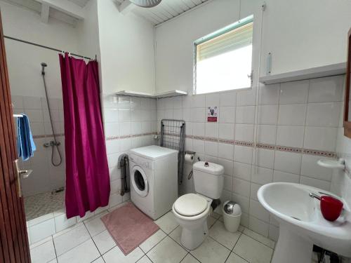 a bathroom with a toilet and a sink at Appartement T2 calme, paisible et climatisé à Trois-Rivières in Trois-Rivières