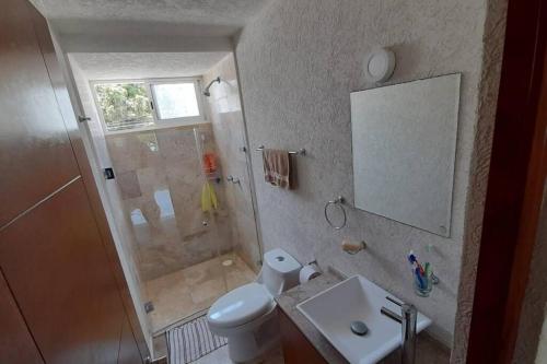 La salle de bains est pourvue d'une douche, de toilettes et d'un lavabo. dans l'établissement Hermoso Departamento Nuevo, à Acapulco