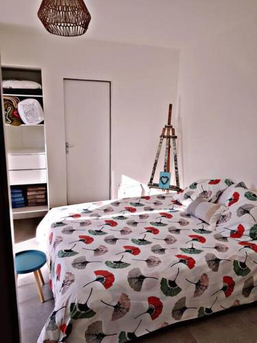 - une chambre dotée d'un lit avec un couvre-lit floral et une échelle dans l'établissement Beach House avec jardin 200m de la plage, à La Couarde-sur-Mer