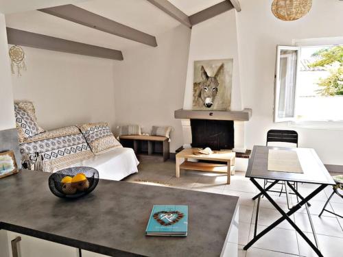ein Wohnzimmer mit Couch und Kamin in der Unterkunft Beach House avec jardin 200m de la plage in La Couarde-sur-Mer