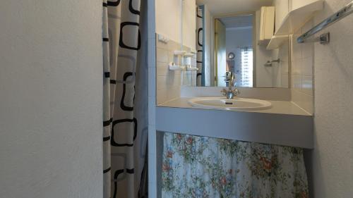 La salle de bains est pourvue d'un lavabo et d'un miroir. dans l'établissement Les Ondines 2- 25- Maison mezzanine- 6 pers, au Cap d'Agde