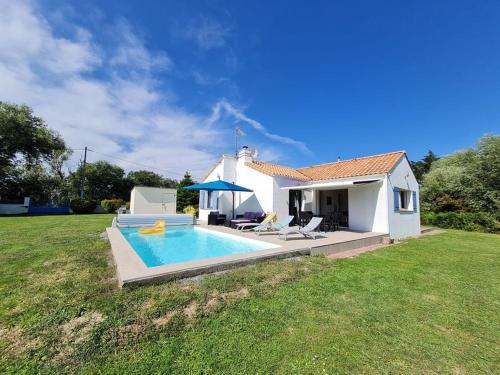 JOLIE MAISON AVEC PISCINE CHAUFFEE EN CAMPAGNE