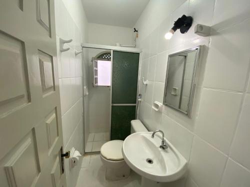 a white bathroom with a toilet and a sink at BUONA SORTE in Lençóis
