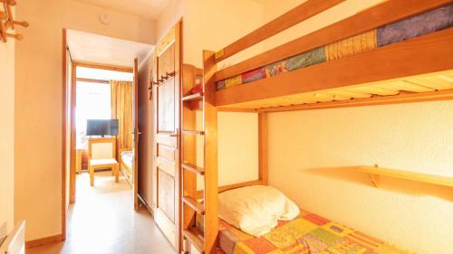 a bedroom with two bunk beds and a hallway at Les Eterlous- 19- Appart pied des pistes- 6 pers in Morillon