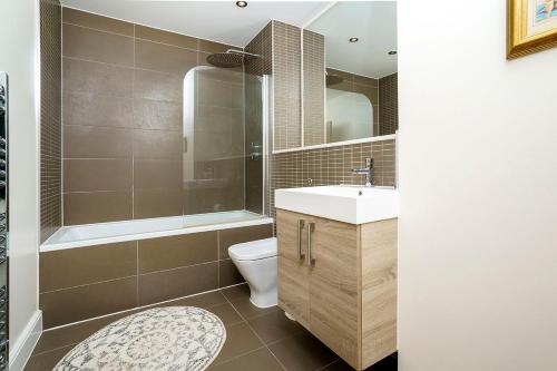 Ванная комната в 1BR Retreat near Twickenham Stadium