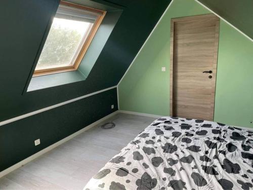 een slaapkamer met een zwart-wit bed en een raam bij Maison moderne avec sauna et bain nordique in Warneton