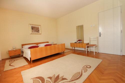 Villa Comfort في قشتيلا: غرفة نوم بسرير ومكتب وطاولة