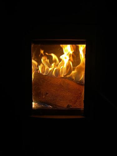 a fire burns inside of an oven at Wellness Chata Hideaway se saunou a vířivkou in Třebechovice pod Orebem