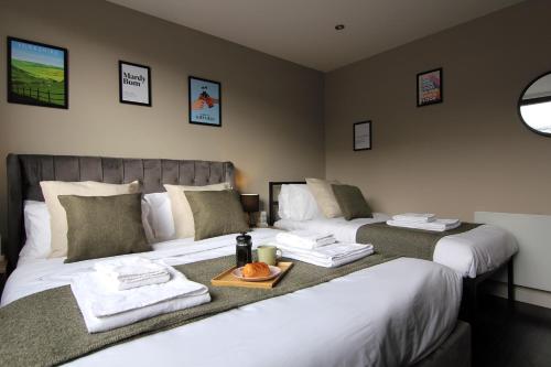 ein Hotelzimmer mit zwei Betten mit Handtüchern darauf in der Unterkunft West Bar Penthouse FREE Parking in Sheffield