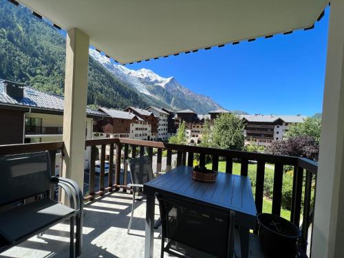 a balcony with a table and a view of a mountain at Mont Blanc 25, vue Mont blanc, balcon, parking in Chamonix