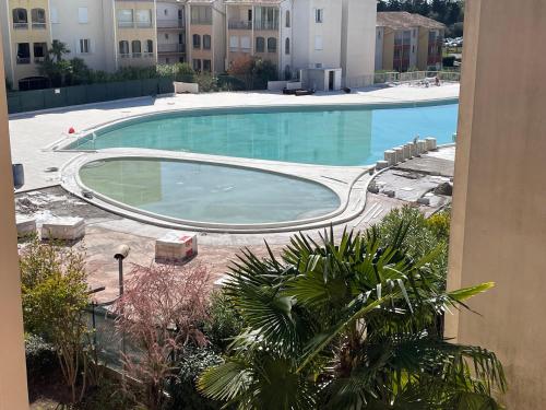 une grande piscine au milieu d'un bâtiment dans l'établissement FREJUS LAGON BLEU, à Fréjus