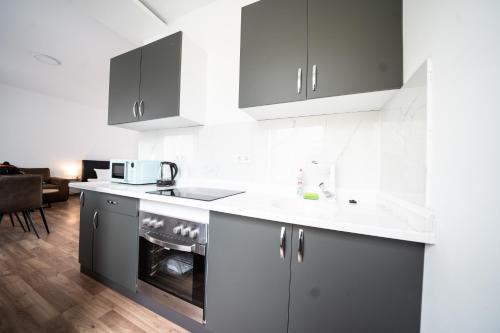 a kitchen with black and white cabinets and appliances at Hotel Zur alten Stadtkellerei Leipzig in Leipzig