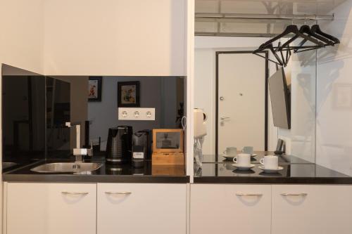 una cocina con fregadero y encimera en Dema Luxury Suites - Lekka E3, en Atenas