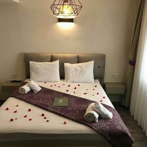 Postel nebo postele na pokoji v ubytování AKBÜK TAŞ OTEL