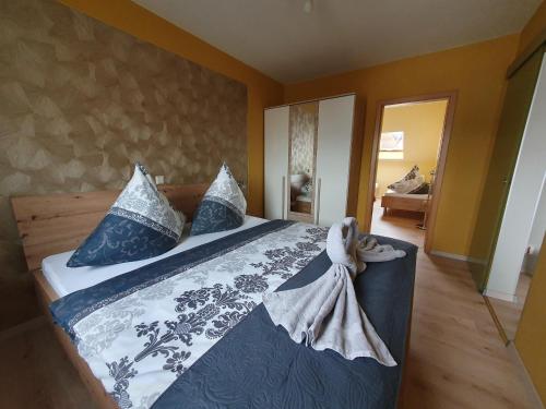 Un dormitorio con una cama con sábanas y almohadas azules y blancas en Ferienwohnung-Thale-Ritter, en Thale