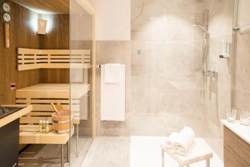 Hotel Restaurant Häupl في سيوالتشين: حمام مع حوض استحمام ودش مع دش
