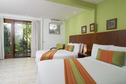 Łóżko lub łóżka w pokoju w obiekcie Terrazas de Golf Boutique Hotel